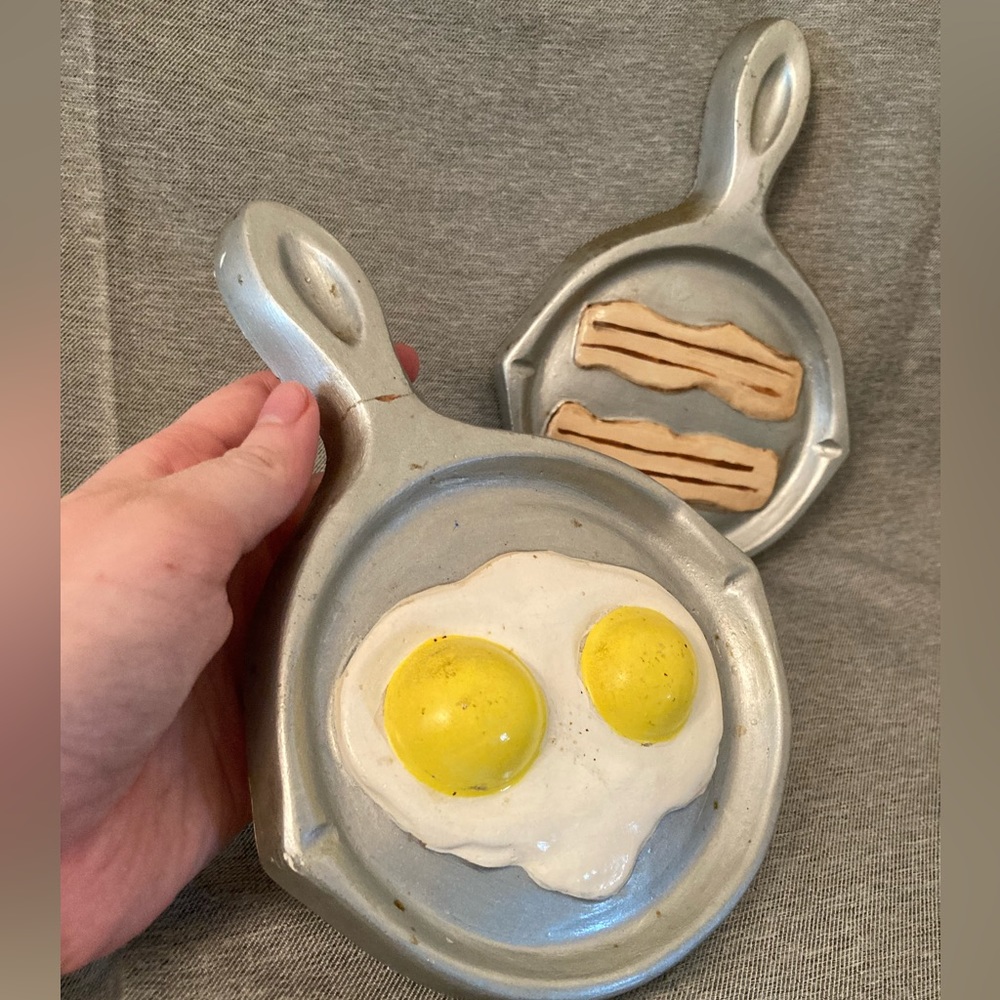 Vintage Kitsch Chalkware Skillet Pair - Eggs and Bacon - Picture 8 of 16